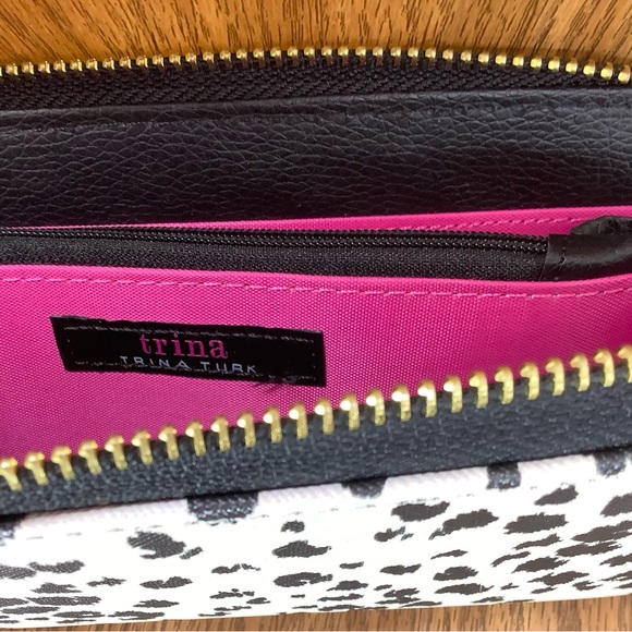 🤍 TRINA TURK 🖤 Geometric Print Wallet, Black/White Animal Print Pink Interior - Picture 6 of 6